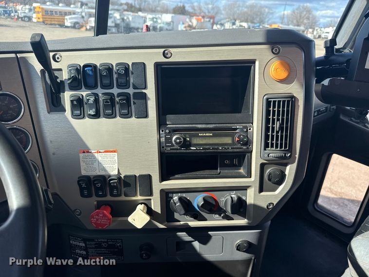 image for item EG1988 2011 Mack CHU613 vacuum truck