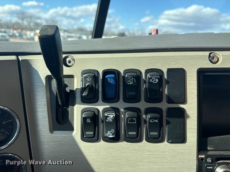 image for item EG1988 2011 Mack CHU613 vacuum truck