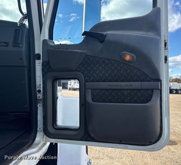 image for item EG1988 2011 Mack CHU613 vacuum truck