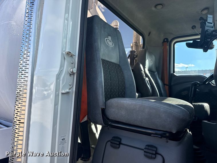 image for item EG1988 2011 Mack CHU613 vacuum truck