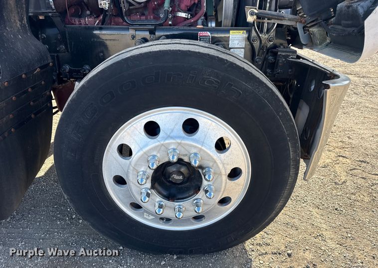 image for item EG1988 2011 Mack CHU613 vacuum truck