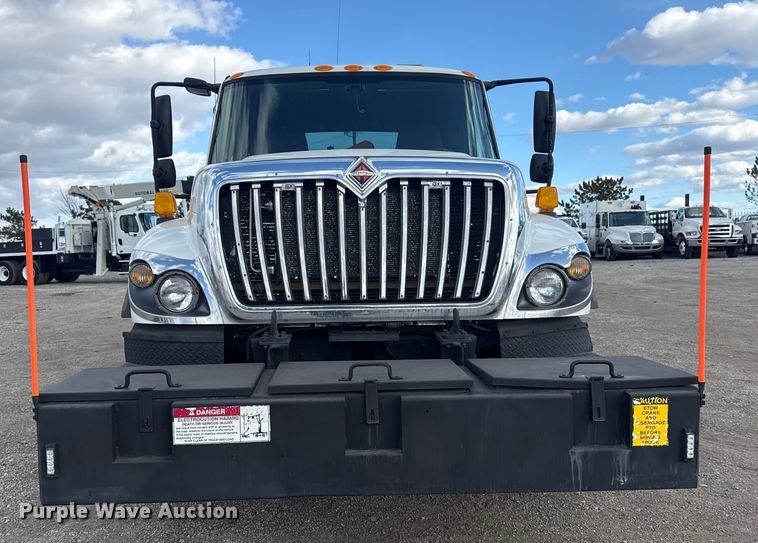 image for item EG1989 2010 International 7400 crane truck