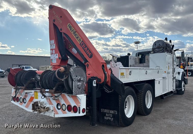 image for item EG1989 2010 International 7400 crane truck