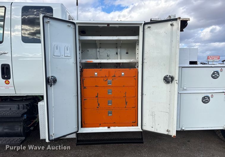 image for item EG1989 2010 International 7400 crane truck