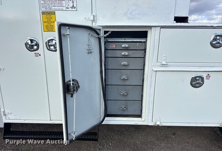 image for item EG1989 2010 International 7400 crane truck