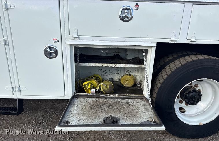 image for item EG1989 2010 International 7400 crane truck