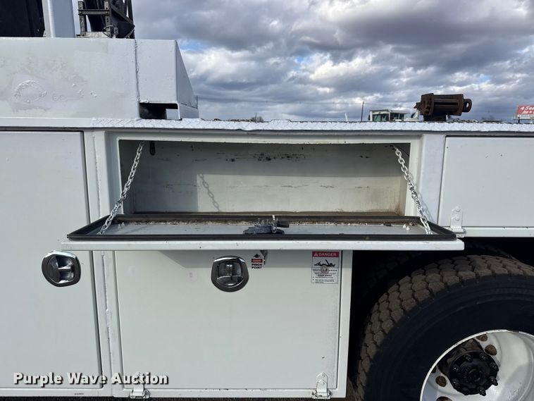 image for item EG1989 2010 International 7400 crane truck