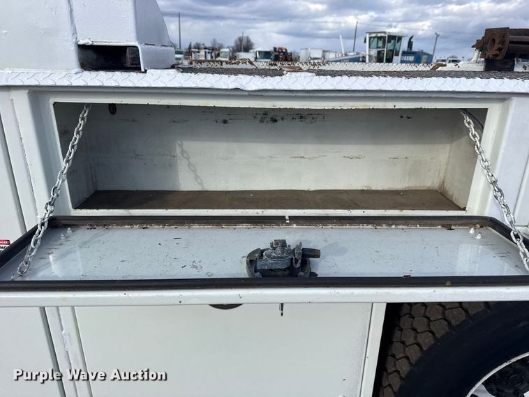 image for item EG1989 2010 International 7400 crane truck