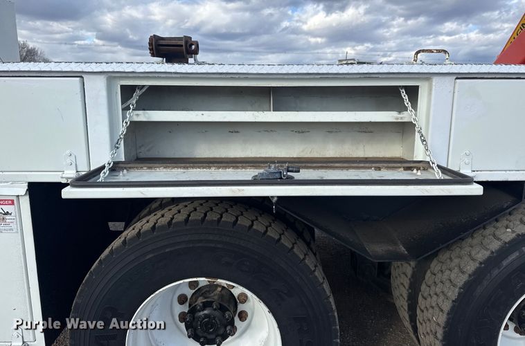 image for item EG1989 2010 International 7400 crane truck