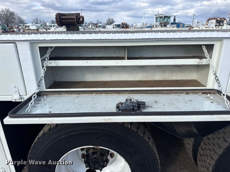 image for item EG1989 2010 International 7400 crane truck