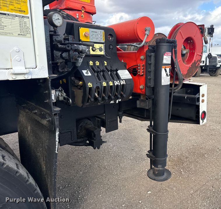 image for item EG1989 2010 International 7400 crane truck