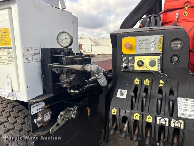 image for item EG1989 2010 International 7400 crane truck