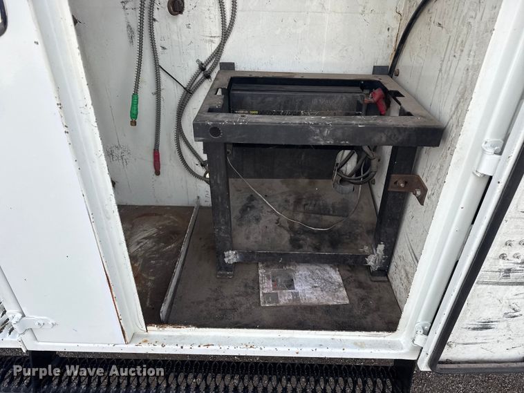 image for item EG1989 2010 International 7400 crane truck