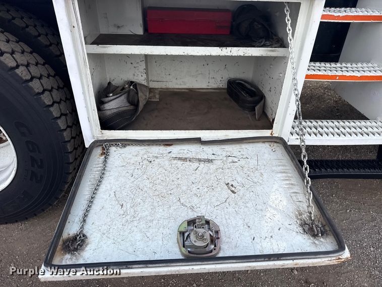 image for item EG1989 2010 International 7400 crane truck