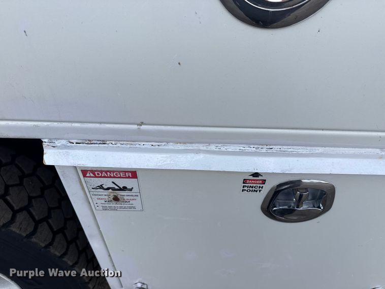 image for item EG1989 2010 International 7400 crane truck