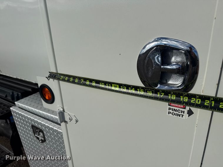 image for item EG1989 2010 International 7400 crane truck