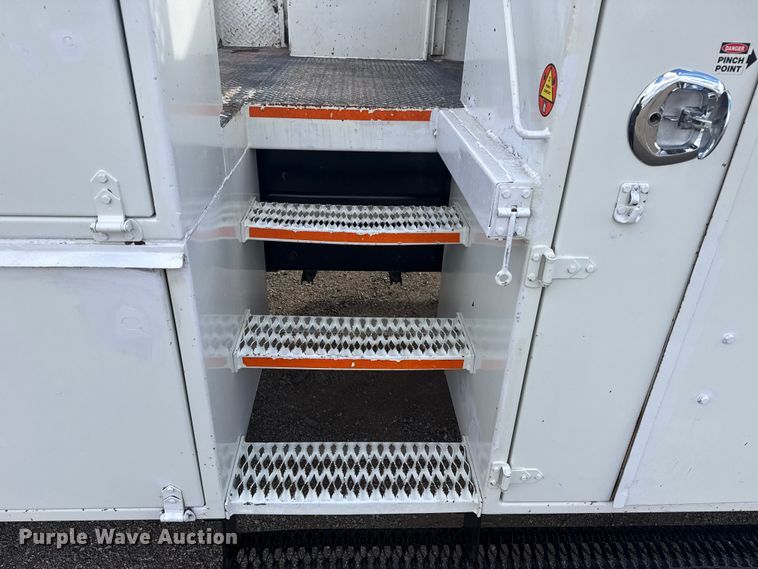 image for item EG1989 2010 International 7400 crane truck