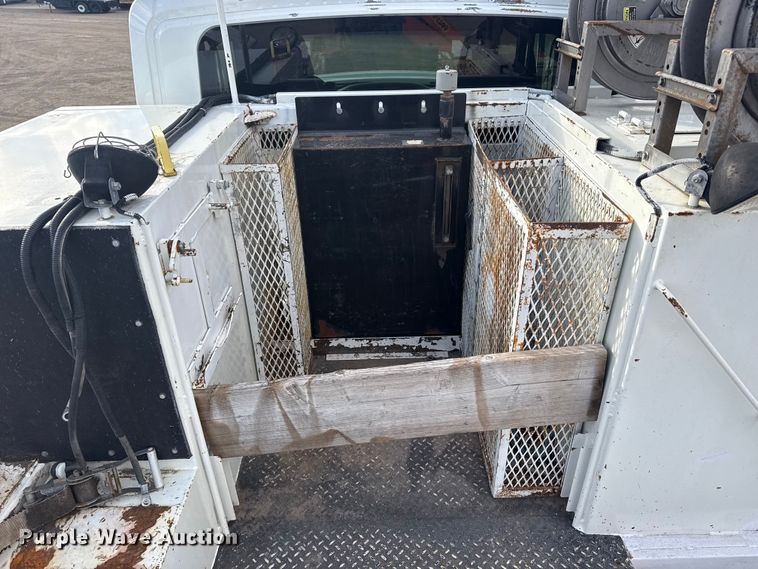 image for item EG1989 2010 International 7400 crane truck