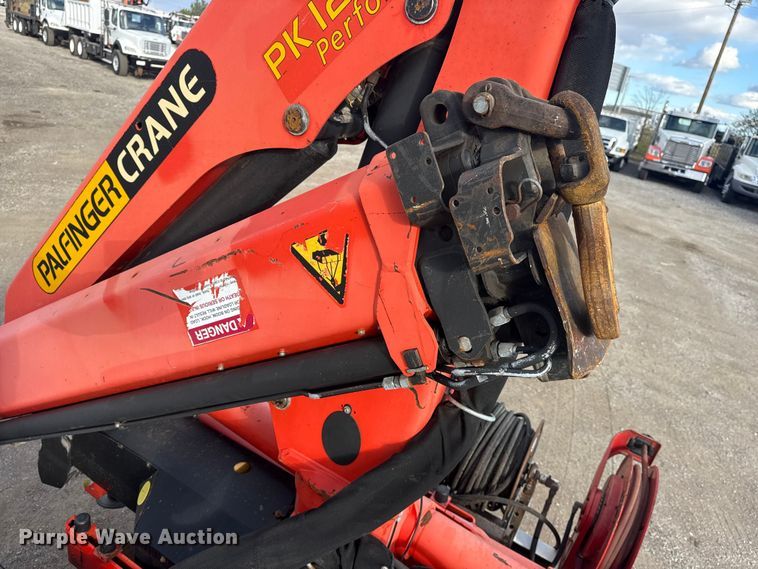 image for item EG1989 2010 International 7400 crane truck