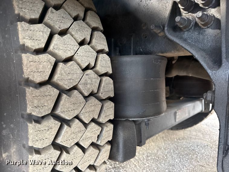 image for item EG1989 2010 International 7400 crane truck