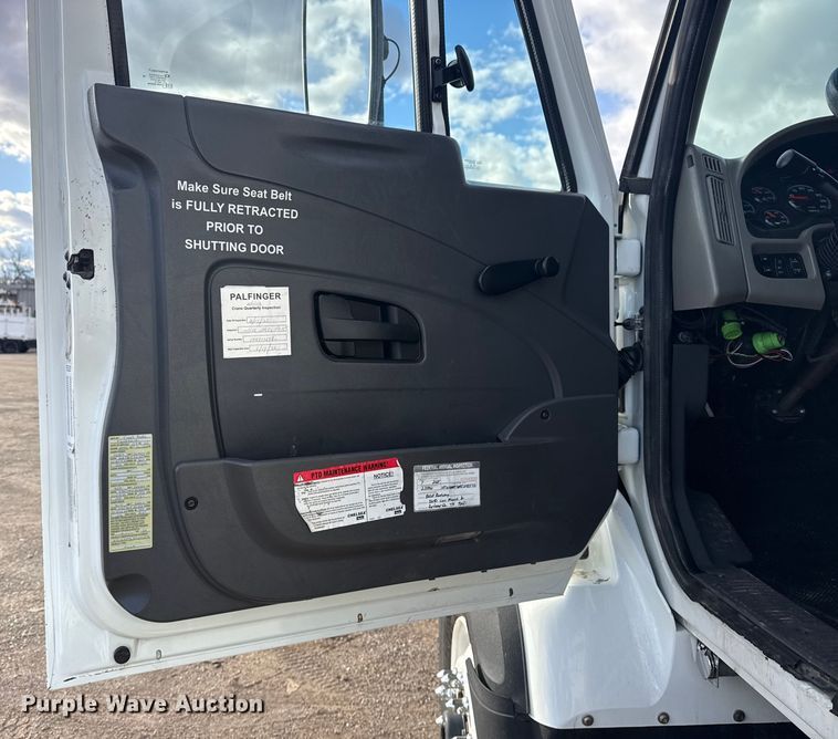 image for item EG1989 2010 International 7400 crane truck