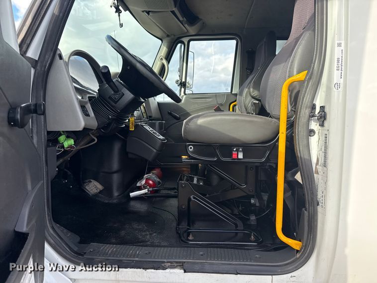 image for item EG1989 2010 International 7400 crane truck