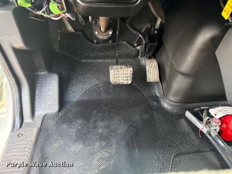 image for item EG1989 2010 International 7400 crane truck