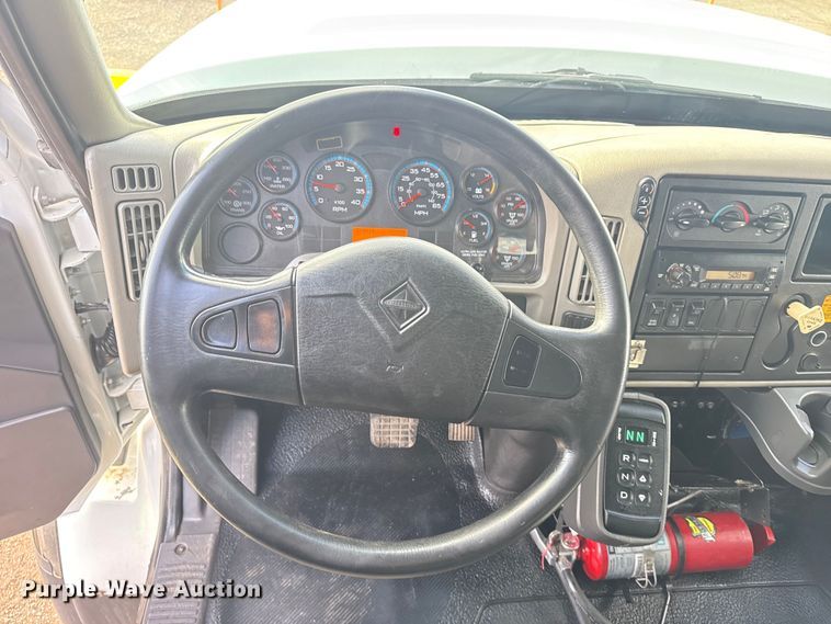 image for item EG1989 2010 International 7400 crane truck