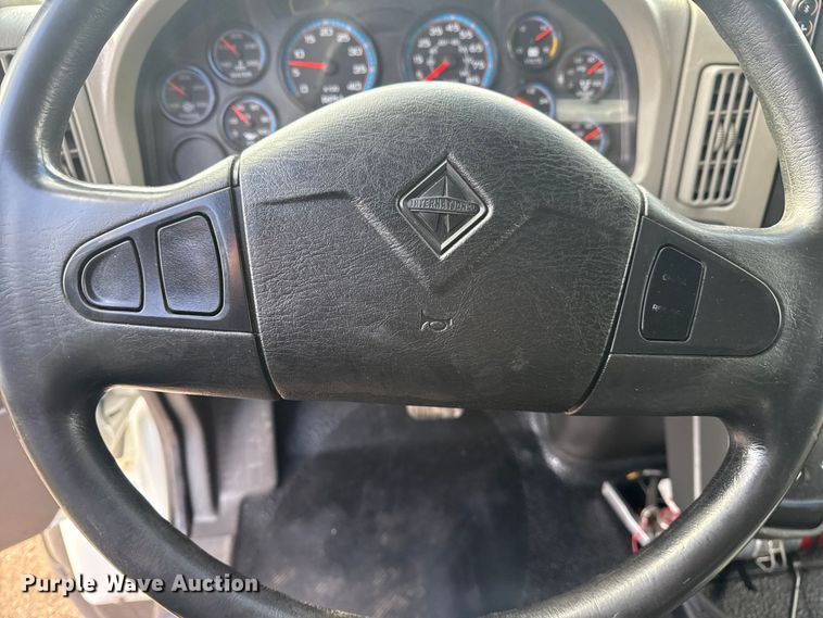 image for item EG1989 2010 International 7400 crane truck