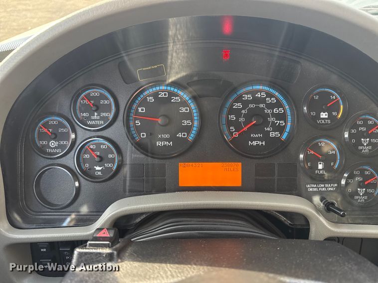 image for item EG1989 2010 International 7400 crane truck