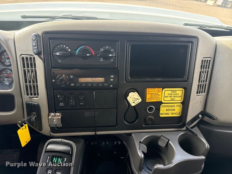 image for item EG1989 2010 International 7400 crane truck