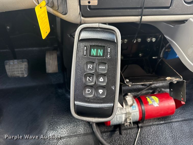 image for item EG1989 2010 International 7400 crane truck