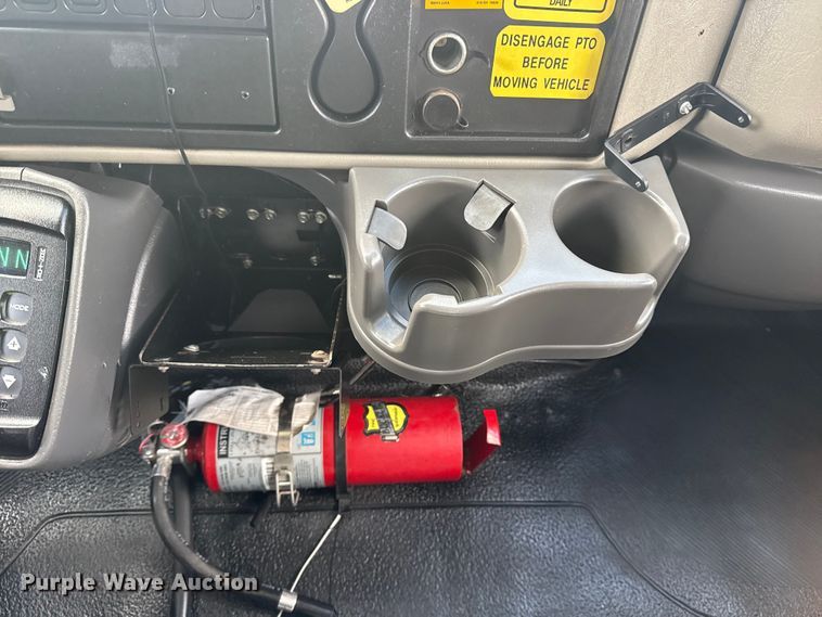 image for item EG1989 2010 International 7400 crane truck