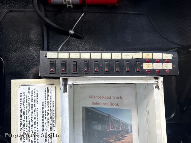 image for item EG1989 2010 International 7400 crane truck