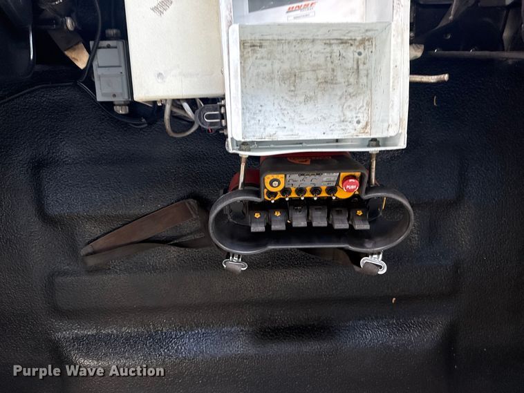 image for item EG1989 2010 International 7400 crane truck