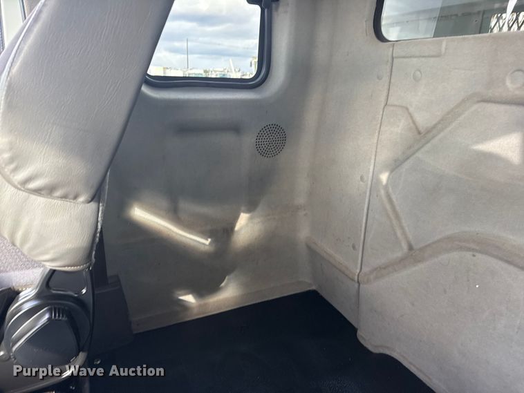 image for item EG1989 2010 International 7400 crane truck