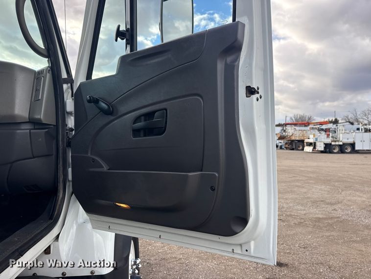 image for item EG1989 2010 International 7400 crane truck