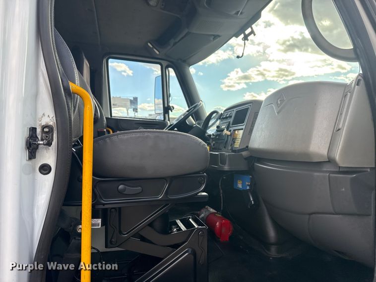 image for item EG1989 2010 International 7400 crane truck