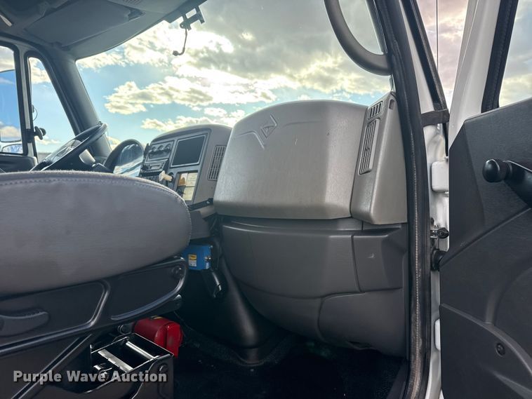 image for item EG1989 2010 International 7400 crane truck