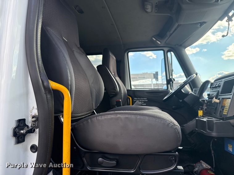 image for item EG1989 2010 International 7400 crane truck