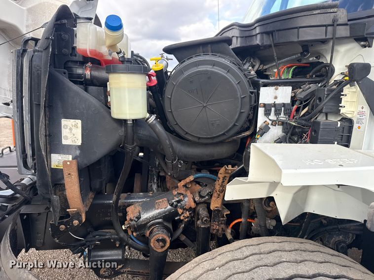 image for item EG1989 2010 International 7400 crane truck