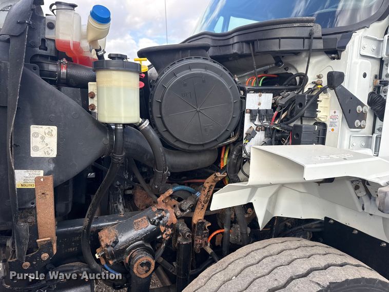 image for item EG1989 2010 International 7400 crane truck