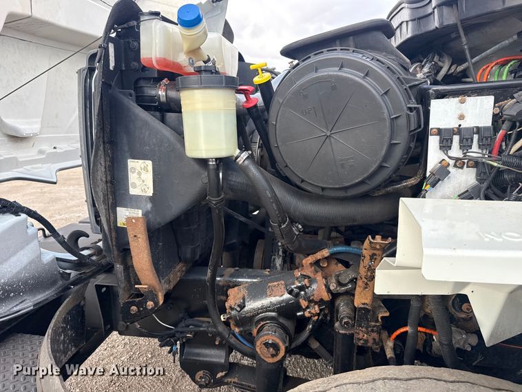 image for item EG1989 2010 International 7400 crane truck