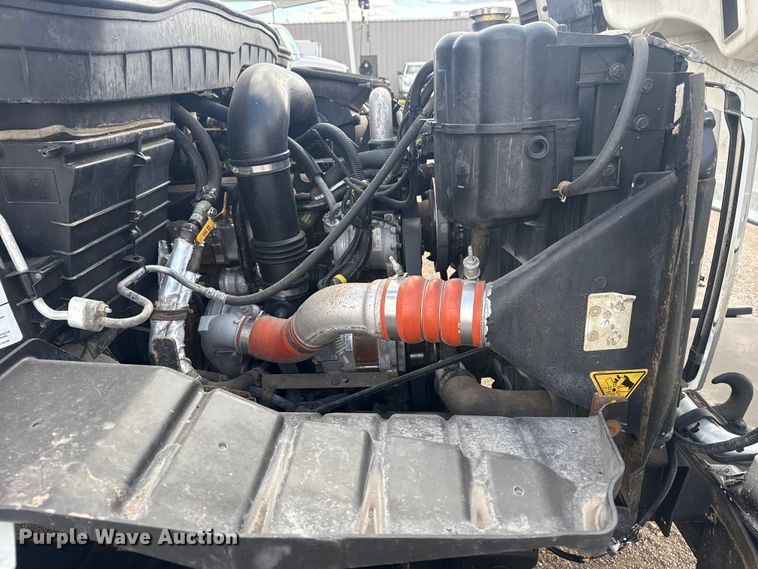 image for item EG1989 2010 International 7400 crane truck