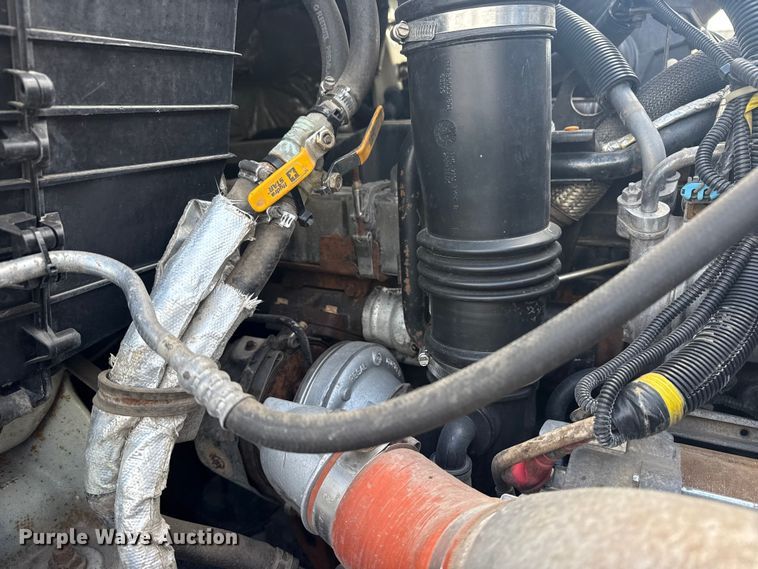 image for item EG1989 2010 International 7400 crane truck