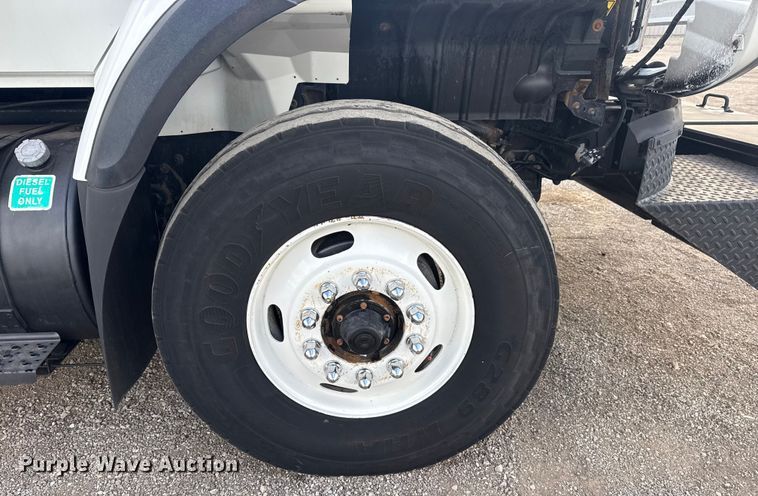 image for item EG1989 2010 International 7400 crane truck