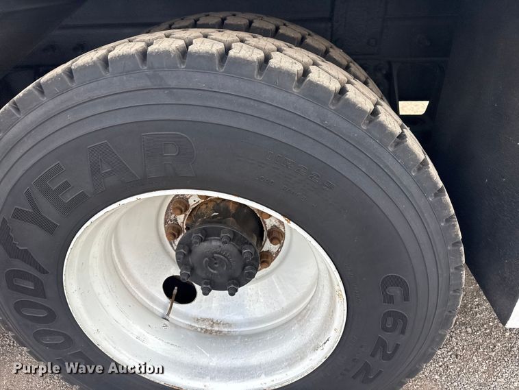 image for item EG1989 2010 International 7400 crane truck