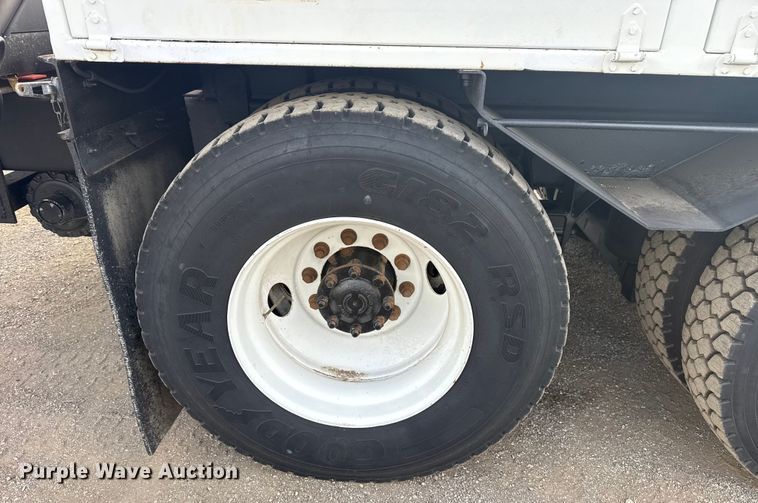 image for item EG1989 2010 International 7400 crane truck