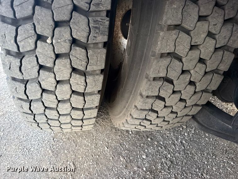 image for item EG1989 2010 International 7400 crane truck