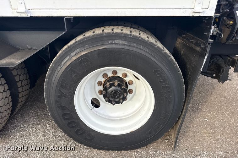 image for item EG1989 2010 International 7400 crane truck